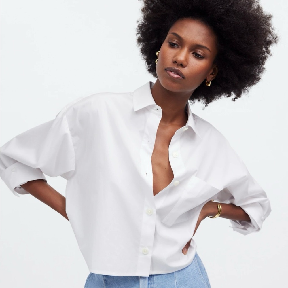 Madewell White Boxy Crop Button Down Shirt
Straight-Hem Shirt MAKE ME AN OFFER!!
